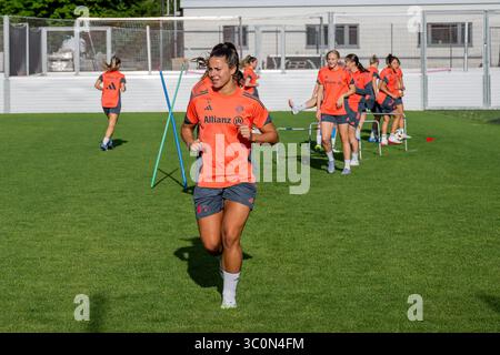 München, Deutschland. Juli 2025. Lena Oberdorf (FC Bayern München Frauen, #08) FC Bayern München Frauen, Fussball, Google Pixel Frauen-Bundesliga, Trainingseinheit, Saison 2025/2026, 21.07.2025. (DFL-DFB-VORSCHRIFTEN VERBIETEN JEDE VERWENDUNG VON FOTOGRAFIEN ALS BILDSEQUENZEN UND/ODER QUASI-VIDEO). Foto: Eibner-Pressefoto/Heike feiner Credit: dpa/Alamy Live News Stockfoto
