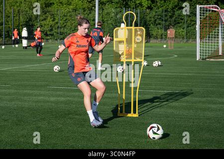 München, Deutschland. Juli 2025. ALARA Sehitler (FC Bayern München Frauen, #14) FC Bayern München Frauen, Fussball, Google Pixel Frauen-Bundesliga, Trainingseinheit, Saison 2025/2026, 21.07.2025. (DFL-DFB-VORSCHRIFTEN VERBIETEN JEDE VERWENDUNG VON FOTOGRAFIEN ALS BILDSEQUENZEN UND/ODER QUASI-VIDEO). Foto: Eibner-Pressefoto/Heike feiner Credit: dpa/Alamy Live News Stockfoto