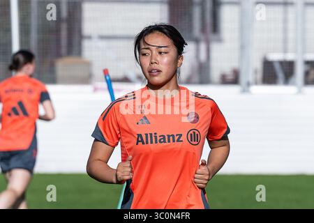 München, Deutschland. Juli 2025. Momoko Tanikawa (FC Bayern München Frauen, #18) FC Bayern München Frauen, Fussball, Google Pixel Frauen-Bundesliga, Trainingseinheit, Saison 2025/2026, 21.07.2025. (DFL-DFB-VORSCHRIFTEN VERBIETEN JEDE VERWENDUNG VON FOTOGRAFIEN ALS BILDSEQUENZEN UND/ODER QUASI-VIDEO). Foto: Eibner-Pressefoto/Heike feiner Credit: dpa/Alamy Live News Stockfoto