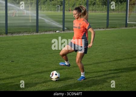 München, Deutschland. Juli 2025. Katharina Naschenweng (FC Bayern München Frauen, #19) FC Bayern München Frauen, Fussball, Google Pixel Frauen-Bundesliga, Trainingseinheit, Saison 2025/2026, 21.07.2025. (DFL-DFB-VORSCHRIFTEN VERBIETEN JEDE VERWENDUNG VON FOTOGRAFIEN ALS BILDSEQUENZEN UND/ODER QUASI-VIDEO). Foto: Eibner-Pressefoto/Heike feiner Credit: dpa/Alamy Live News Stockfoto