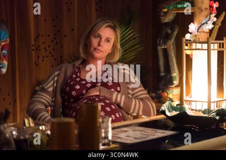 GOLDEN GLOBES 2019: NOMINEE: BESTE SCHAUSPIELERIN IN EINEM FILM, MUSICAL ODER COMEDY. Pictured: ERSCHEINUNGSDATUM: 20. April 2018 TITEL: Tully STUDIO: Focus Features REGISSEUR: Jason Reitman PLOT: Marlo, eine dreijährige Mutter mit einem Neugeborenen, die von ihrem Bruder eine Nachtnanny beschenkt wird. Zunächst zögerlich gegenüber der Extravaganz, kommt Marlo zu einer einzigartigen Verbindung mit der nachdenklichen, überraschenden und manchmal herausfordernden jungen Nanny namens Tully. DIE HAUPTROLLE: CHARLIZE THERON als Marlo. (Credit Image: © Focus Features/Entertainment Pictures/ZUMAPRESS.com) Stockfoto