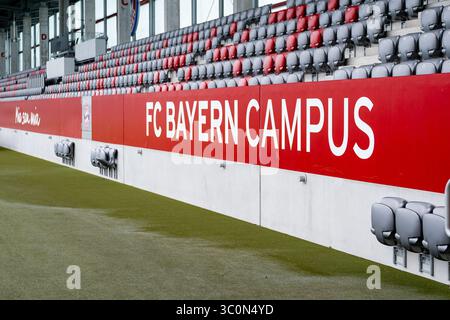 München, Deutschland. Juli 2025. Schriftzug FC Bayern Campus an der Tribuene FC Bayern München Frauen, Fussball, Google Pixel Frauen-Bundesliga, Trainingseinheit, Saison 2025/2026, 21.07.2025. (DFL-DFB-VORSCHRIFTEN VERBIETEN JEDE VERWENDUNG VON FOTOGRAFIEN ALS BILDSEQUENZEN UND/ODER QUASI-VIDEO). Foto: Eibner-Pressefoto/Heike feiner Credit: dpa/Alamy Live News Stockfoto