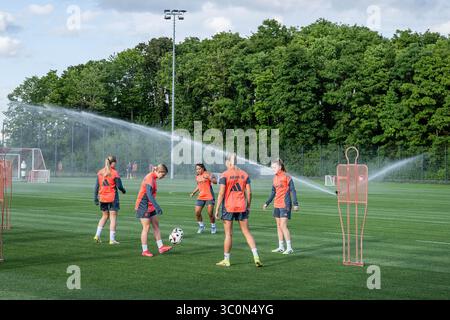 München, Deutschland. Juli 2025. Trainingseinheit mit Rasensprenger FC Bayern München Frauen, Fussball, Google Pixel Frauen-Bundesliga, Trainingseinheit, Saison 2025/2026, 21.07.2025. (DFL-DFB-VORSCHRIFTEN VERBIETEN JEDE VERWENDUNG VON FOTOGRAFIEN ALS BILDSEQUENZEN UND/ODER QUASI-VIDEO). Foto: Eibner-Pressefoto/Heike feiner Credit: dpa/Alamy Live News Stockfoto