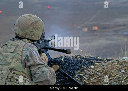 5. Dezember 2018 - Vaziani Training Area, Georgia - Ein US-Soldat, der dem Roten Zug zugewiesen wurde, Cobra Company, 2. Bataillon, 8. Kavallerie-Regiment, 1. Panzerbrigade Combat Team, 1. Kavallerie Division feuert ein M240B Maschinengewehr während einer multinationalen Kompanie Combined Arms Live Fire Event zur Unterstützung des Georgia Defense Readiness Program im Vaziani Training Area in Georgia, 5. Dezember 2018. Die GDRP ist ein gemeinsames Programm, in dem die US-Armee georgisches Personal und Kommandanten berät, betreut und ausbildet, um die Kampfbereitschaft zu verbessern. (Bild: © U.S. Army National Guard/ZUMA Wire/ZUMAPRESS. Stockfoto