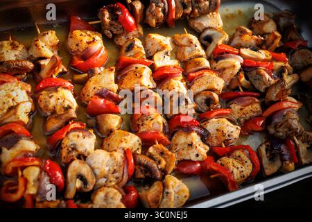Gegrillte Hähnchenspieße mit Paprika und Pilzen Stockfoto