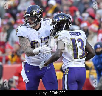 9. Dezember 2018 - Kansas City, MO, USA - Baltimore Ravens Tight End Maxx Williams gratuliert dem Wide Receiver John Brown, nachdem Brown am Sonntag, den 9. Dezember 2018, im Arrowhead Stadium in Kansas City, Mo. einen Pass für einen Touchdown gegen die Kansas City Chiefs gezogen hat. Die Chiefs haben mit 27:24. (Bild: © John Sleezer/Kansas City Star/TNS via ZUMA Wire) Stockfoto