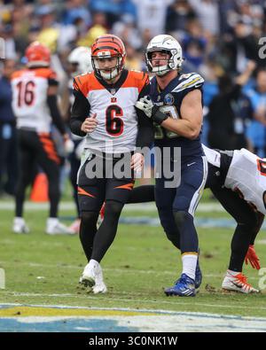 9. Dezember 2018. Los Angeles Chargers Defensive End Joey Bosa #99 traf Cincinnati Bengals Quarterback Jeff Driskel #6 im Backfield während der Cincinnati Bengals vs Los Angeles Chargers im StubHub Center in Carson, CA am 9. Dezember 2018. (Foto von Jevone Moore)(Credit Image: &Copy; Jevone Moore / Cal Sport Media/CSM via ZUMA Wire) Stockfoto