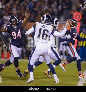 9. Dezember 2018: Chicago, Illinois, USA - Bears #94 Leonard Floyd übt Druck auf Rams Quarterback #16 Jared Goff während des NFL-Spiels zwischen den Los Angeles Rams und Chicago Bears im Soldier Field in Chicago aus. Fotograf: Mike Wulf (Kreditbild: &Copy; Mike Wulf/CSM via ZUMA Wire) Stockfoto
