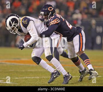 9. Dezember 2018 – Chicago, Illinois, USA – Chicago Bears Cornerback Prince Amukamara (20) bekämpft den Großempfänger Robert Woods (17) der Los Angeles Rams in einem Spiel zwischen den Chicago Bears und den Los Angeles Rams am 9. Dezember 2018 im Soldier Field in Chicago, Illinois. (Kreditbild: © Wes Hight/ZUMA Wire) Stockfoto