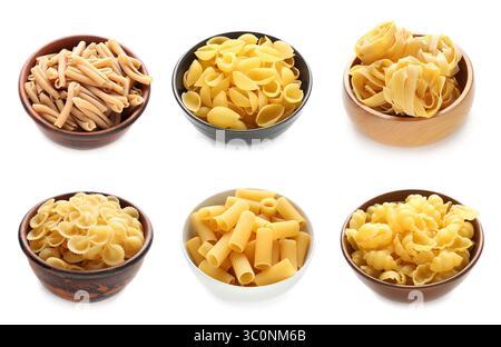 Set aus verschiedenen Nudelsorten auf weißem Hintergrund Stockfoto