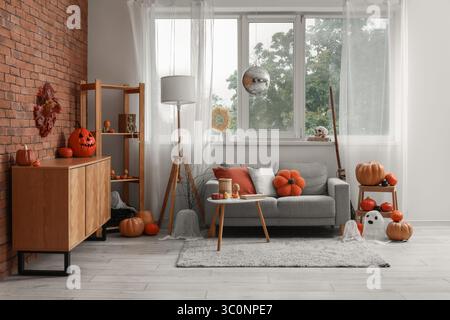 Stilvolles Wohnzimmer mit Discokugel für Halloween-Party Stockfoto