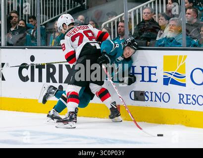 10. Dezember 2018: Das San Jose Sharks Center Tomas Hertl (48) wird vom New Jersey Devils Defenseman Damon Severson (28) während des NHL-Hockeyspiels zwischen den New Jersey Devils und den San Jose Sharks im SAP Center in San Jose, CA. Die Sharks führen am Ende der zweiten Periode die Devils 4-2 an. Damon Tarver/Cal Sport Media (Kreditbild: &Copy; Damon Tarver/CSM via ZUMA Wire) Stockfoto