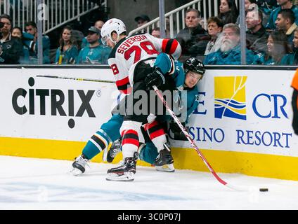 10. Dezember 2018: Das San Jose Sharks Center Tomas Hertl (48) wird vom New Jersey Devils Defenseman Damon Severson (28) während des NHL-Hockeyspiels zwischen den New Jersey Devils und den San Jose Sharks im SAP Center in San Jose, CA. Damon Tarver/Cal Sport Media (Kreditbild: &Copy; Damon Tarver/CSM via ZUMA Wire) Stockfoto