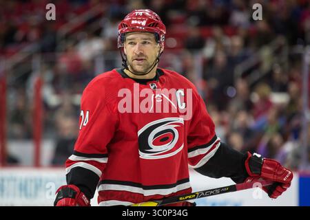 11. Dezember 2018: Carolina Hurricanes verließ den Flügel Warren Foegele (13) und bereitet sich auf ein gegenseitiges Spiel zwischen den Toronto Maple Leafs und den Carolina Hurricanes in der PNC Arena in Raleigh, NC vor. Jonathan Huff/CSM(Credit Image: &Copy; Jonathan Huff/CSM via ZUMA Wire) Stockfoto