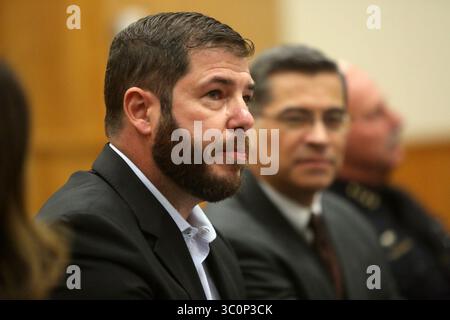 11. Dezember 2018 – CA, USA – Mitglied Joaquin Arambula, links, wird an einem Rundtisch mit dem kalifornischen Generalstaatsanwalt Xavier Becerra gezeigt. (Bild: © Juan Esparza Loera/Fresno Bee/TNS Via ZUMA Wire) Stockfoto