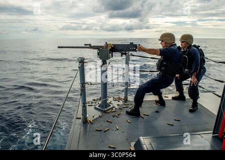 3. Dezember 2018 – Pazifik – Marine-Petty-Offizier der 3. Klasse Wesley Lacy feuert während einer Trainingsübung auf der zukünftigen USS Michael Monsoor im Pazifik am 3. Dezember 2018 ein Maschinengewehr des Kalibers 50 ab. (Kreditbild: © U.S. Navy/ZUMA Wire/ZUMAPRESS.com) Stockfoto