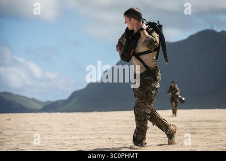 14. November 2018 - Bellows Air Force Station, Hawaii, USA - U.S. Army Rangers, die der Bravo Kompanie, 2. Bataillon, 75. Ranger Regiment, zugewiesen wurden, gehen zurück zum Einführungspunkt der Ausrüstung am Strand, nachdem am 14. November 2018 ein Heloast in der Bellows Air Force Station, Hawaii, eingesetzt wurde. Die 25th Infantry Division Lightning Academy bietet eine einzigartige Trainingsumgebung und Partnerschaftsmöglichkeiten für die Special Operations Forces der US Army und die 25th Infantry Division. (Bild: © U.S. Army/ZUMA Wire/ZUMAPRESS.com) Stockfoto