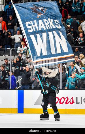 13. Dezember 2018: S. J. Sharkie weht die Siegerflagge nach dem NHL-Spiel zwischen den Dallas Stars und den San Jose Sharks im SAP Center in San Jose, Kalifornien. Chris Brown/CSM(Kreditbild: &Copy; Chris Brown/CSM via ZUMA Wire) Stockfoto