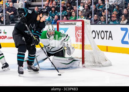 13. Dezember 2018: Timo Meier (28) arbeitet an einem Schuss vor dem Netz während des NHL-Spiels zwischen den Dallas Stars und den San Jose Sharks im SAP Center in San Jose, Kalifornien. Chris Brown/CSM(Kreditbild: &Copy; Chris Brown/CSM via ZUMA Wire) Stockfoto