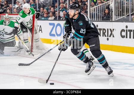 13. Dezember 2018: Barclay Goodrow (23) sucht im SAP Center in San Jose, Kalifornien, einen offenen Mann während des NHL-Spiels zwischen den Dallas Stars und den San Jose Sharks. Chris Brown/CSM(Kreditbild: &Copy; Chris Brown/CSM via ZUMA Wire) Stockfoto