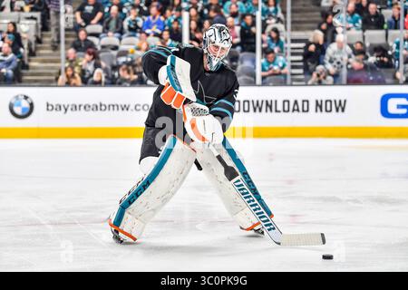 13. Dezember 2018: Der Torwart Martin Jones (31) der San Jose Sharks arbeitet außerhalb des Netzes während des NHL-Spiels zwischen den Dallas Stars und den San Jose Sharks im SAP Center in San Jose, Kalifornien. Chris Brown/CSM(Kreditbild: &Copy; Chris Brown/CSM via ZUMA Wire) Stockfoto