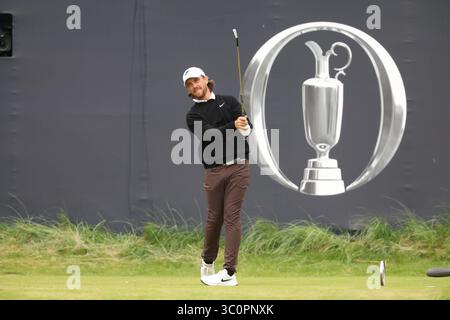 Der englische Tommy Fleetwood war am 2. Tag der British Open Golf Championships 2025 im Royal Portrush Golf Club in Portrush, Nordirland, am 18. Juli 2025 auf dem 1. Loch. (Foto: Koji Aoki/AFLO SPORT) Stockfoto