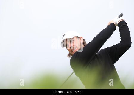 Der englische Tommy Fleetwood am 2. Loch der British Open Golf Championships 2025 im Royal Portrush Golf Club in Portrush, Nordirland, am 18. Juli 2025. (Foto: Koji Aoki/AFLO SPORT) Stockfoto