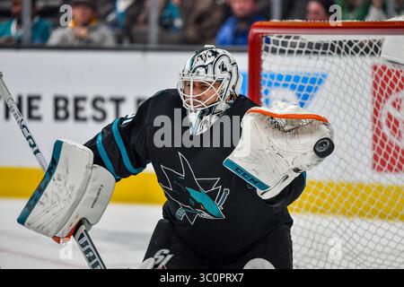 13. Dezember 2018: Martin Jones (31), Torhüter der San Jose Sharks, bekommt im SAP Center in San Jose, Kalifornien, einen Handschuh auf den Puck. Chris Brown/CSM(Kreditbild: &Copy; Chris Brown/CSM via ZUMA Wire) Stockfoto