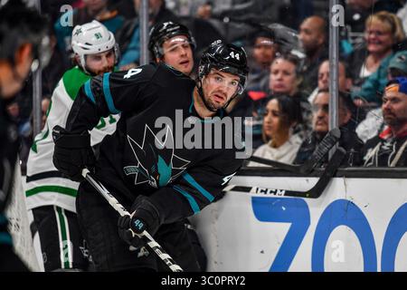 13. Dezember 2018: Marc-Edouard Vlasic (44) veröffentlicht einen Pass während des NHL-Spiels zwischen den Dallas Stars und den San Jose Sharks im SAP Center in San Jose, Kalifornien. Chris Brown/CSM(Kreditbild: &Copy; Chris Brown/CSM via ZUMA Wire) Stockfoto