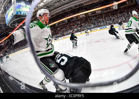 13. Dezember 2018: Brett Ritchie (25) stürzt in die San Jose Sharks, Radim Simek (51) während des NHL-Spiels zwischen den Dallas Stars und den San Jose Sharks im SAP Center in San Jose, Kalifornien. Chris Brown/CSM(Kreditbild: &Copy; Chris Brown/CSM via ZUMA Wire) Stockfoto