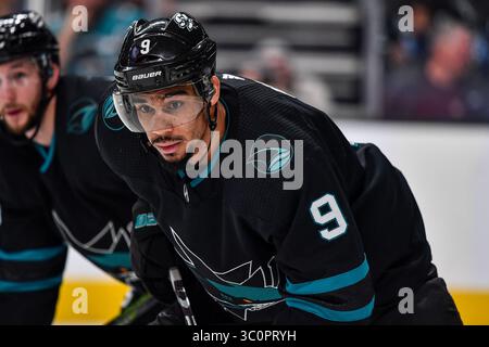 13. Dezember 2018: Evander Kane (9) wartet darauf, dass der Puck während des NHL-Spiels zwischen den Dallas Stars und den San Jose Sharks im SAP Center in San Jose, Kalifornien, abfällt. Chris Brown/CSM(Kreditbild: &Copy; Chris Brown/CSM via ZUMA Wire) Stockfoto