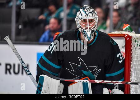 13. Dezember 2018: Martin Jones (31), Torhüter der San Jose Sharks, beobachtet die Action vor dem Netz während des NHL-Spiels zwischen den Dallas Stars und den San Jose Sharks im SAP Center in San Jose, Kalifornien. Chris Brown/CSM(Kreditbild: &Copy; Chris Brown/CSM via ZUMA Wire) Stockfoto