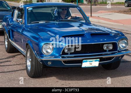 WOODLAND PARK, COLORADO, USA: Ein Ford Mustang Shelby Cobra Fastback aus dem Jahr 1968 nimmt mit über 200 Autos am Over the Clouds Classic Car Poker Run Teil. Stockfoto