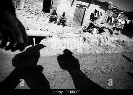 10. Oktober 2017 - Potosi, Region Potosi, Bolivien - Junge Bergleute gehen an die Arbeit. Im Hintergrund die Häuser einiger Bergarbeiterfamilien. (Kreditbild: © Simone Francescangeli/ZUMA Wire) Stockfoto