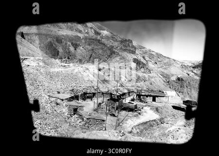 10. Oktober 2017 - Potosi, Region Potosi, Bolivien - Häuser von Bergarbeiterfamilien neben einem der Eingänge. Cerro Rico Mine, Spanisch für "Rich Mountain". Der Bergbau in Cerro Rico ist als gefährlicher Beruf bekannt. (Kreditbild: © Simone Francescangeli/ZUMA Wire) Stockfoto