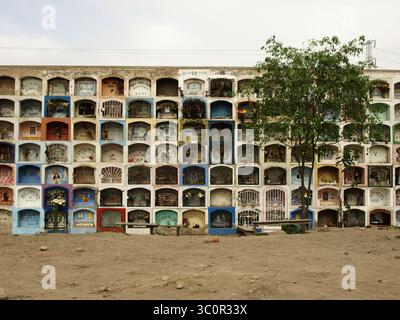 11. Juli 2015 - Lima, Lima, Peru - Nischen auf dem Friedhof von Nueva Esperanza im Bezirk Villa el Salvador in Lima, ist eine der größten in Amerika und empfängt fast zwei Millionen Besucher pro Jahr, nur am Tag der Toten. (Bild: © Carlos Garcia Granthon/ZUMA Wire) Stockfoto