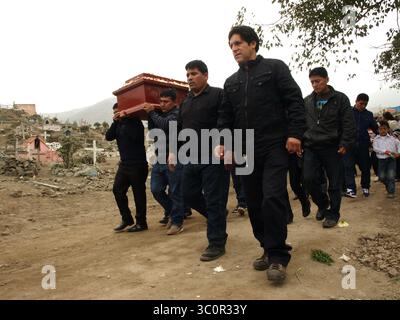 11. Juli 2015 - Lima, Lima, Peru - Eine Beerdigung auf dem Friedhof von Nueva Esperanza im Bezirk Villa el Salvador in Lima. Es ist eines der größten in Amerika und empfängt fast zwei Millionen Besucher pro Jahr, nur am Tag der Toten. (Bild: © Carlos Garcia Granthon/ZUMA Wire) Stockfoto