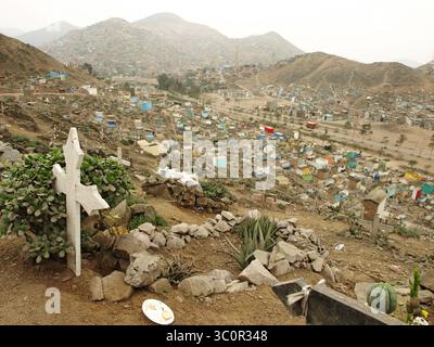 11. Juli 2015 - Lima, Lima, Peru - der Friedhof von Nueva Esperanza im Bezirk Villa el Salvador in Lima ist einer der größten in Amerika und empfängt fast zwei Millionen Besucher pro Jahr, nur am Tag der Toten. (Bild: © Carlos Garcia Granthon/ZUMA Wire) Stockfoto