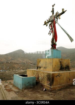 11. Juli 2015 - Lima, Lima, Peru - Kruzifix auf der Spitze des Hügels auf dem Friedhof von Nueva Esperanza, im Bezirk Villa el Salvador in Lima. Es ist eines der größten in Amerika und empfängt fast zwei Millionen Besucher pro Jahr, nur am Tag der Toten. (Bild: © Carlos Garcia Granthon/ZUMA Wire) Stockfoto
