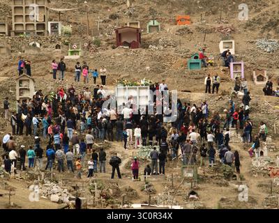 11. Juli 2015 - Lima, Lima, Peru - Eine Beerdigung auf dem Friedhof von Nueva Esperanza im Bezirk Villa el Salvador in Lima. Es ist eines der größten in Amerika und empfängt fast zwei Millionen Besucher pro Jahr, nur am Tag der Toten. (Bild: © Carlos Garcia Granthon/ZUMA Wire) Stockfoto