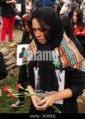 1. November 2015 - Lima, Lima, Peru - Frau in Trauer auf dem Friedhof von Nueva Esperanza im Bezirk Villa el Salvador in Lima. Es ist eines der größten in Amerika und empfängt fast zwei Millionen Besucher pro Jahr, nur am Tag der Toten. (Bild: © Carlos Garcia Granthon/ZUMA Wire) Stockfoto