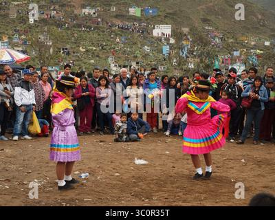 1. November 2015: Lima, Lima, Peru - Bauern tanzen für ihre toten Verwandten auf dem Friedhof von Nueva Esperanza im Stadtteil Villa el Salvador in Lima. Es ist eines der größten in Amerika und empfängt fast zwei Millionen Besucher pro Jahr, nur am Tag der Toten. (Bild: © Carlos Garcia Granthon/ZUMA Wire) Stockfoto