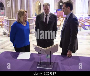 11. Dezember 2018 - Washington, DC, Vereinigte Staaten von Amerika - Direktor des Smithsonian National Air and Space Museum Ellen Stofan, links, NASA-Administrator Jim Bridenstine, Zentrum, und Andrew Johnston, vom Chicago Adler Planetarium aus sehen Sie den Flugplan des NASA-Astronauten Jim Lovells Apollo 8 auf der Spirit of Apollo-Veranstaltung zum 50. Jahrestag von Apollo 8 in der National Cathedral am 11. Dezember 2018 in Washington, DC. Apollo 8 war der erste bemannte Raumflug zum Mond und zurück mit den Astronauten Frank Borman, Jim Lovell und William anders im Dezember 1968. (Guthaben Im Stockfoto