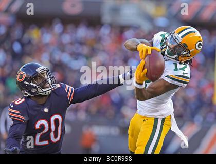 16. Dezember 2018 – Chicago, Illinois, USA – der Breitbandempfänger Davante Adams (17) fängt bei einem Spiel zwischen den Chicago Bears und den Green Bay Packers am 16. Dezember 2018 im Soldier Field in Chicago, Illinois, über den Cornerback Prince Amukamara (20) der Chicago Bears. (Kreditbild: © Wes Hight/ZUMA Wire) Stockfoto