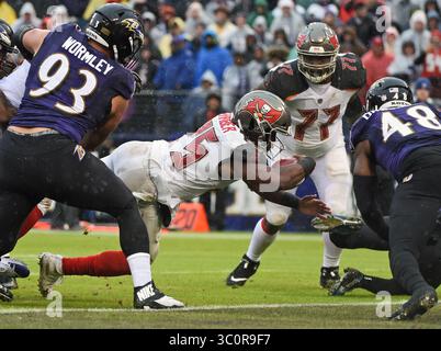 16. Dezember 2018 - Towson, MD, USA - Tampa Bay Buccaneers' Peyton Barber, Center, taucht in die Endzone für einen 3-Yard-Touchdown-Lauf gegen die Baltimore Ravens am Sonntag, 16. Dezember 2018, im M&T Bank Stadium in Baltimore, MD Die Ravens besiegten die Buccaneers mit 20:12. (Bild: © Kenneth K. Lam/Baltimore Sun/TNS via ZUMA Wire) Stockfoto