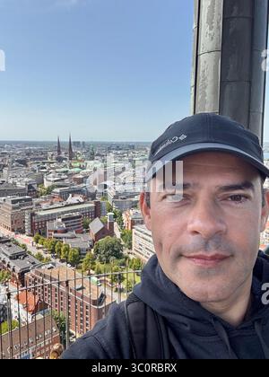 Ein fesselnder Blick auf die Skyline Hamburgs bei Sonnenuntergang mit der berühmten Elbphilharmonie, der historischen Michaeliskirche und der Büste Stockfoto