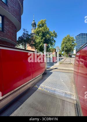 Blick von einer Fahrtreppenausfahrt auf einer Straße in Hamburg, Deutschland, mit sichtbarer Michaeliskirche (Michel) im Hintergrund. Stockfoto