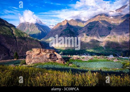 Am frühen Morgen Licht über Sumnam Village und Chandra Bhaga River, Lahaul Valley, Himachal Pradesh. Diese beschauliche Szene zeigt die Harmonie Stockfoto