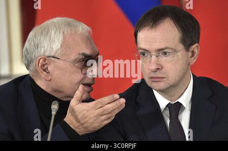 15. Dezember 2018 – St. Petersburg, Russland – der russische Kulturminister Wladimir Medinsky, rechts und die Generaldirektorin des Mosfilms Karen Shakhnazarov vor dem Treffen des Präsidialrats für Kultur und Kunst am 15. Dezember 2018 in St. Petersburg, Russland. (Bild: © Alexei Nikolsky via ZUMA Wire) Stockfoto