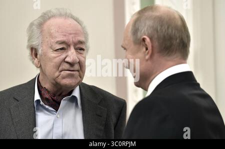 15. Dezember 2018 – St. Petersburg, Russland – der russische Präsident Wladimir Putin, rechts, spricht mit dem künstlerischen Leiter des St. Petersburger Philharmonischen Orchesters Jury Temirkanow am 15. Dezember 2018 in St. Petersburg, Russland. Putin besuchte ein Galakonzert zu Ehren von Temirkanow an seinem 80. Geburtstag während des Internationalen Winterfestivals am Arts Square. (Bild: © Alexei Nikolsky via ZUMA Wire) Stockfoto